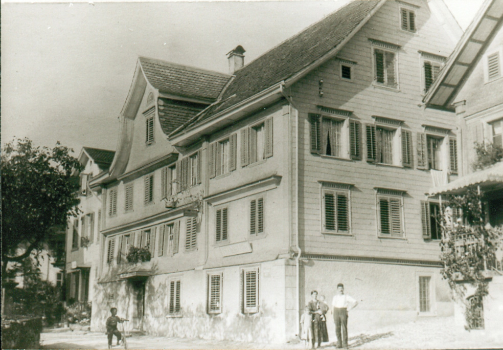 Chronä Bänggä um 1920 - vorne (wahrscheinlich): Emma und Alois Kühne mit den Kindern Alois (links) und Maria
